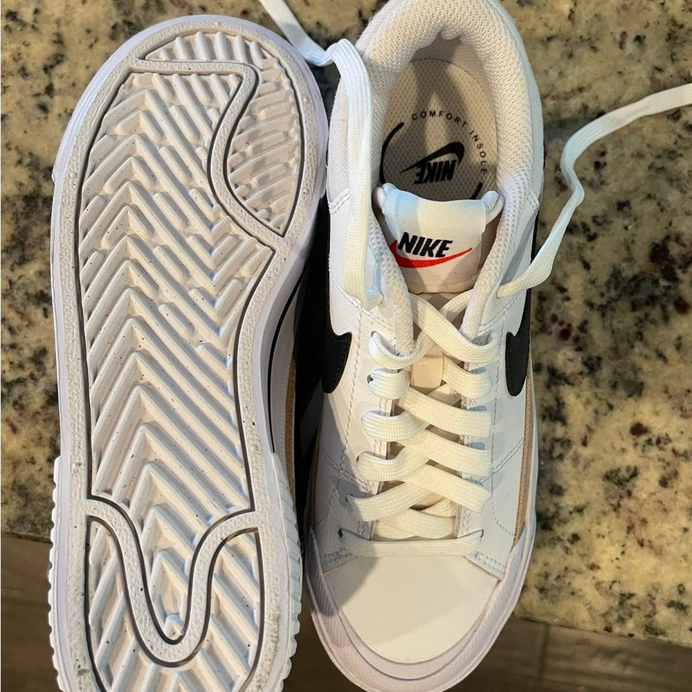 Nike White and Black Comfort Sneakers